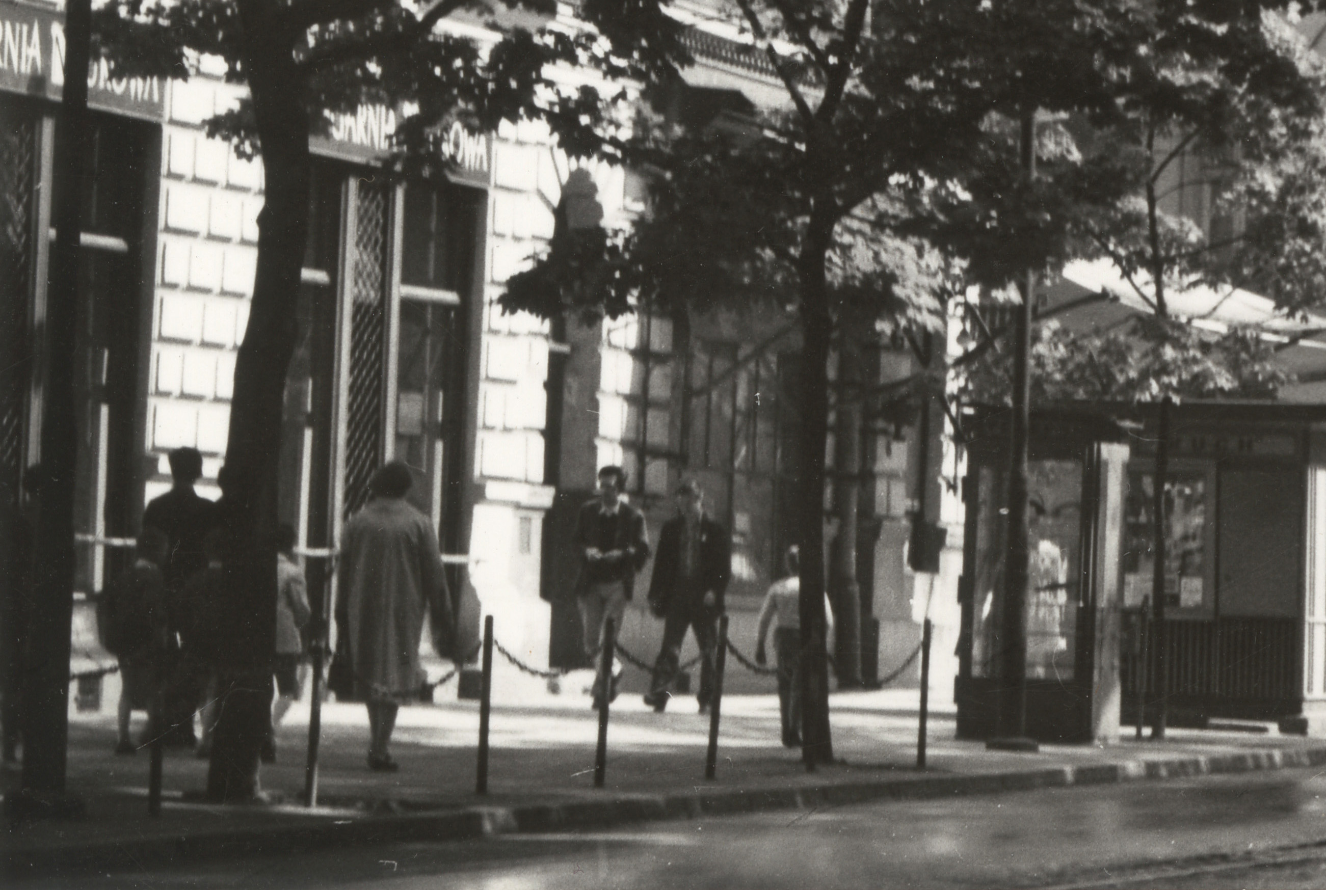 Front księgarni — ujęcie archiwalne