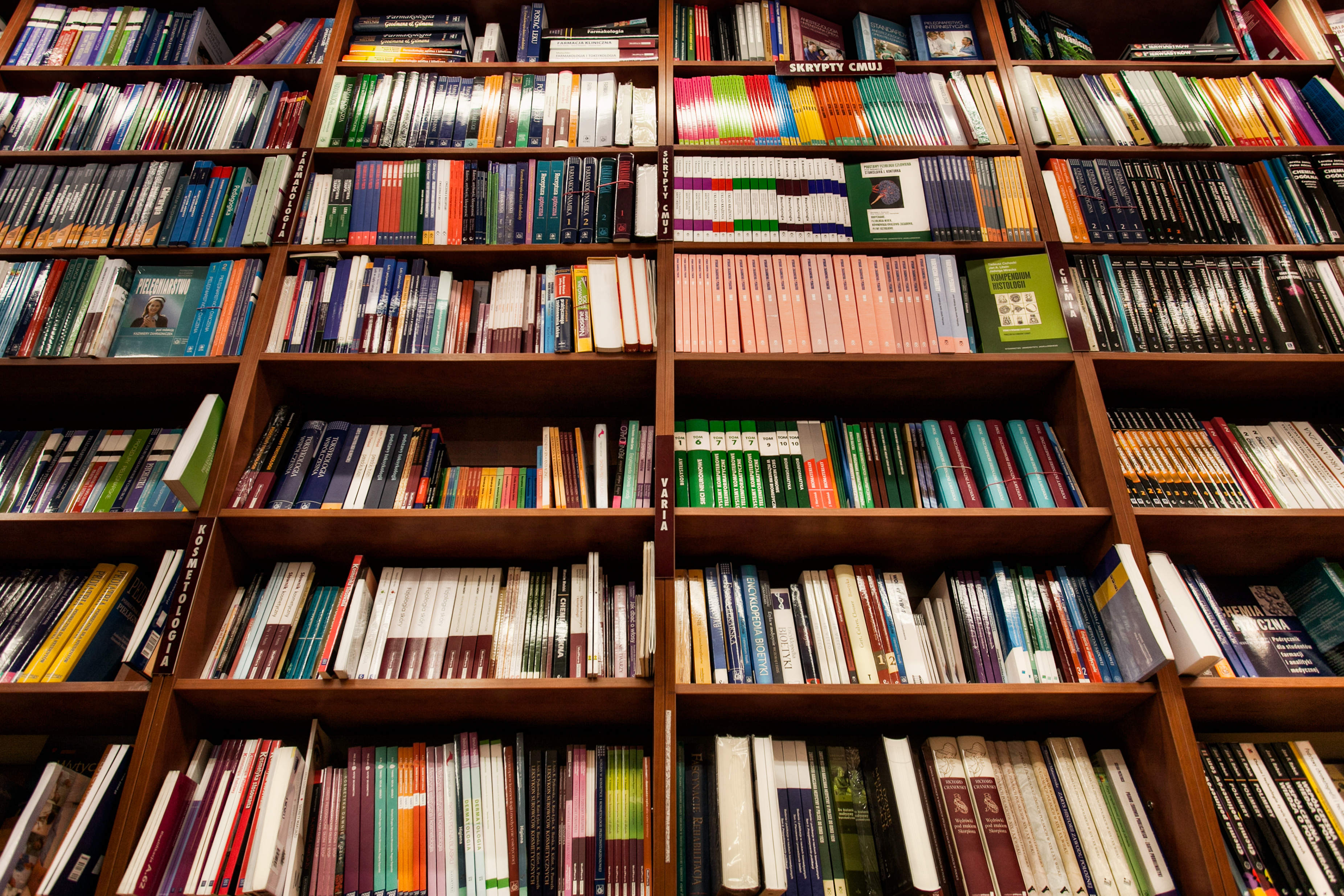 Regały z książkami w GKN