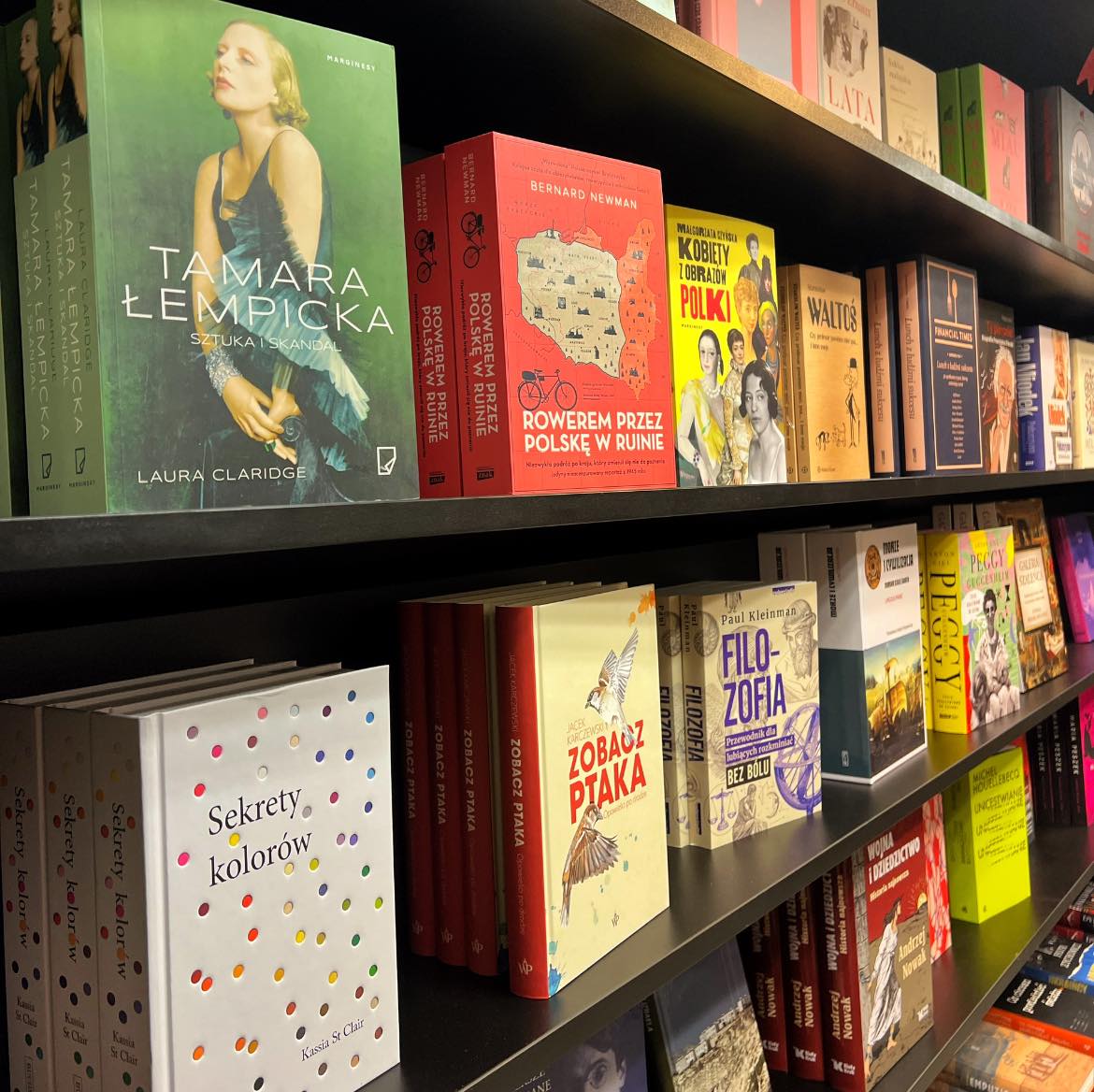 Regały z książkami